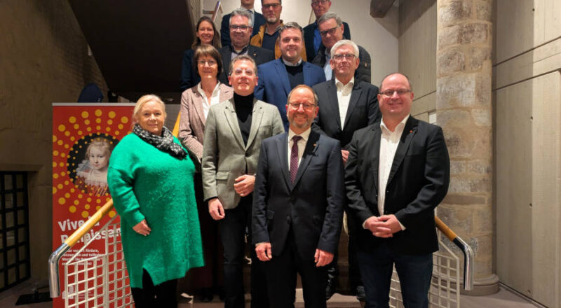 Die Mitglieder der Verbandsversammlung der 18. Wahlperiode im Foyer von Schloss Brake: Abgeordnete Birgitt Höhn, Verbandsvorsteher Jörg Düning-Gast und Arne Brand (Allgemeiner Vertreter des Verbandsvorstehers; vordere Reihe von links); Abgeordnete Simone Heuwinkel, erster stellvertretender Verbandsvorsteher Dr. Elmar Thyzel, Abgeordneter Thomas Jeckel (zweite Reihe von links); Abgeordnete Selina Sonneberg, Abgeordneter Falk Niehage, Abgeordneter Lars Brakhage, Abgeordneter Dr. Lucas Heumann (dritte Reihe von links) sowie Abgeordneter Enrique Feldhaar, Abgeordneter Robin Wagener (MdB) und Abgeordneter Axel Meckelmann (hinterste Reihe von links). Es fehlt auf dem Foto die zweite stellvertretende Verbandsvorsteherin Ina Meise-Laukamp. Foto: LVL