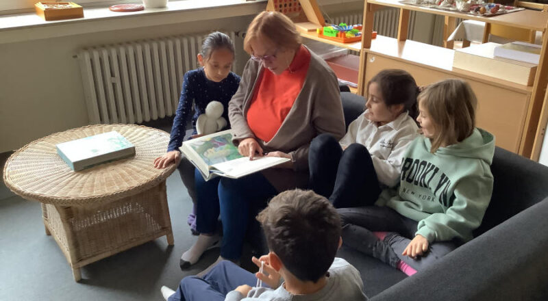Kathrin Barnowski, Lehrerin an der Grundschule Asemissen, liest einigen Kindern auf dem gemütlichen Sofa vor. Foto: Privat