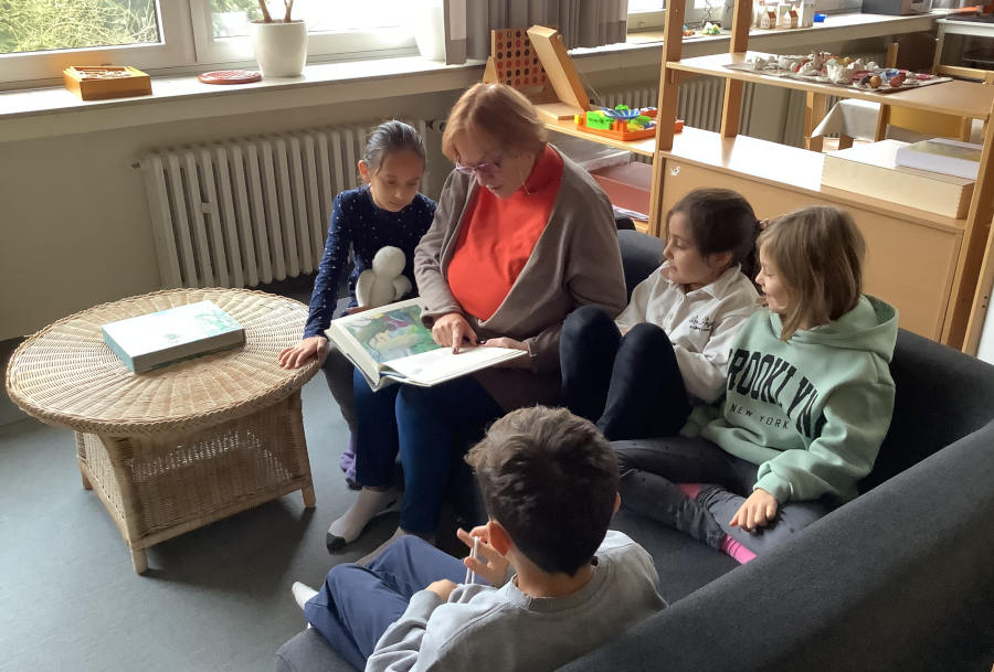 Kathrin Barnowski, Lehrerin an der Grundschule Asemissen, liest einigen Kindern auf dem gemütlichen Sofa vor. Foto: Privat