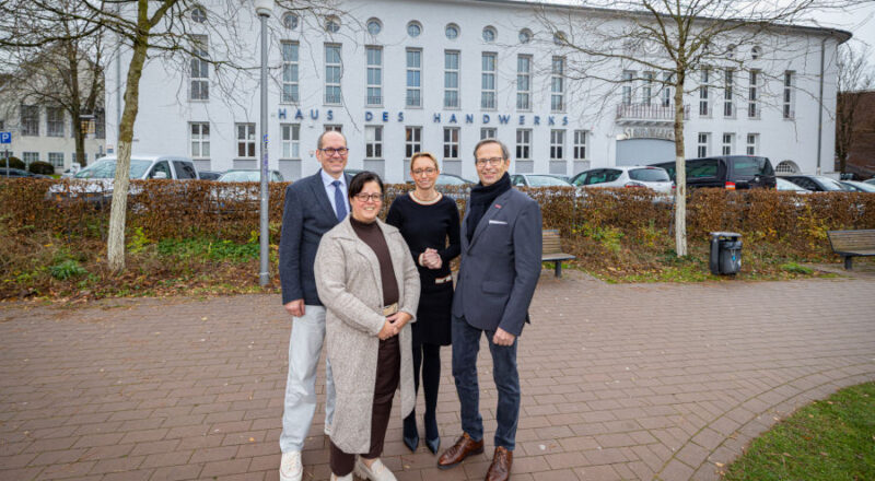 Planen die Zukunft des Hauses des Handwerks (von links): Alexander Kostka, Hauptgeschäftsführer der Kreishandwerkerschaft Gütersloh-Bielefeld, Baudezernentin Claudia Koch, Oberbürgermeisterin Dr. Christiana Bauer, Kreishandwerksmeister Frank Wulfmeyer. Bild: Kreishandwerkerschaft Gütersloh-Bielefeld. Foto: Stadt Bielefeld