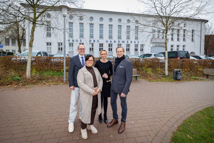 Planen die Zukunft des Hauses des Handwerks (von links): Alexander Kostka, Hauptgeschäftsführer der Kreishandwerkerschaft Gütersloh-Bielefeld, Baudezernentin Claudia Koch, Oberbürgermeisterin Dr. Christiana Bauer, Kreishandwerksmeister Frank Wulfmeyer. Bild: Kreishandwerkerschaft Gütersloh-Bielefeld. Foto: Stadt Bielefeld