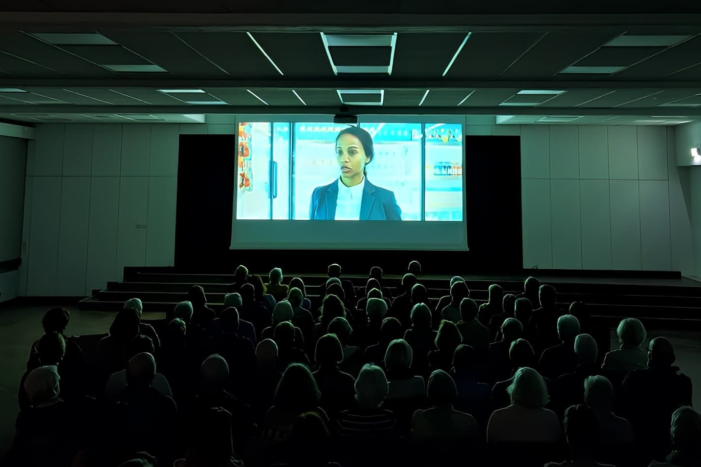 Vor gut besetztem Saal zeigt Leos Kino seinen ersten Film im neuen Domizil. Foto: privat