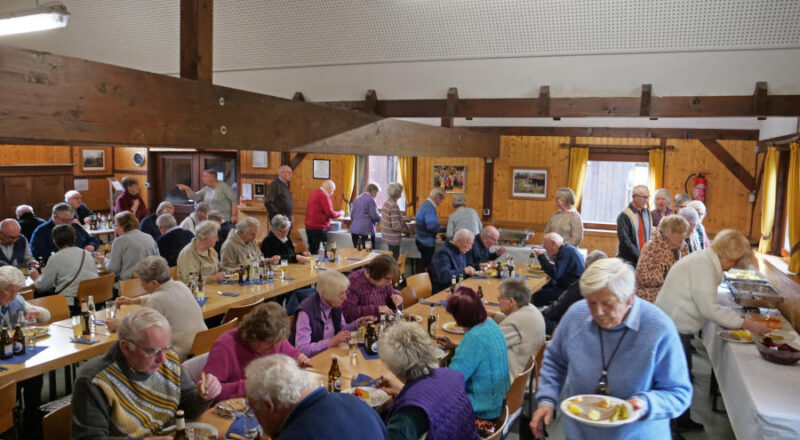 Wie in jedem Jahr wieder gut besucht: Das Wurstebreiessen auf dem Heimathof. Foto: Heimatverein Leopoldshöhe.