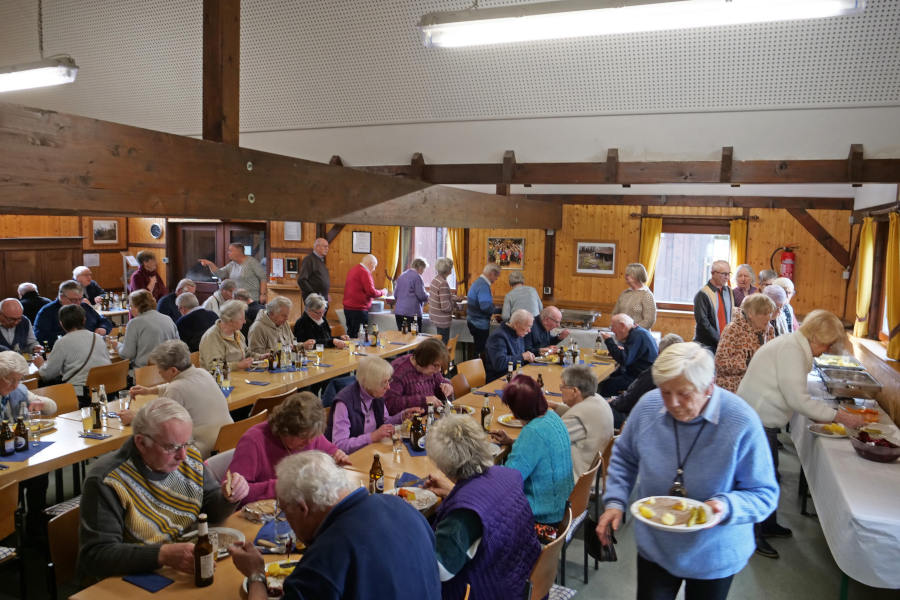 Wie in jedem Jahr wieder gut besucht: Das Wurstebreiessen auf dem Heimathof. Foto: Heimatverein Leopoldshöhe.