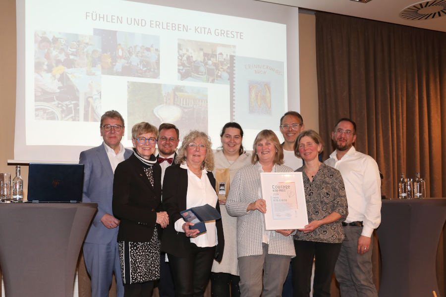 Im Beisein von Landrat Meinolf Haase (links) nahm Kita- Leiterin Claudia Schneider ( vierte von links) den Courage-Preis in der Stadthalle in Detmold entgegen. Foto: courage-initiative
