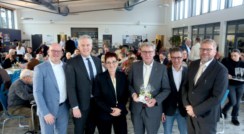 Jan Maik Schlifler (FDP Bielefeld), Tobias Jaehn und Viola Brüntrup (FDP Oerlinghausen-Leopoldshöhe), Landrat Meinolf Haase, Leopoldshöhes Bürgermeister Martin Hoffmann und Oerlinghausens Bürgermeister Peter Heepmann shen von den Gästen des FDP-Neujahrsempfangs in der Oerlinghauser Heinz-Sielmann-Schule. Foto: Thomas Dohna