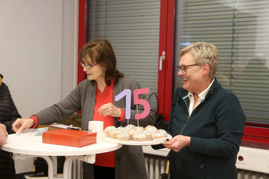 Heike Kortekamp vom Partnetschaftsverein gratulierte mit 15 gebackenen Muffins. Bei Ponni Lüking (links) gab es die Eintrittskarten. Foto: Edeltraud Dombert