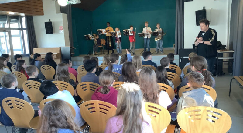 Einige Fünftklässler aus der Bläserklasse des Niklas Luhmann Gymnasiums Oerlinghausen präsentierten ihre Instrumente den Viertklässlern der Grundschule Asemissen. Foto Grundschule Asemissen