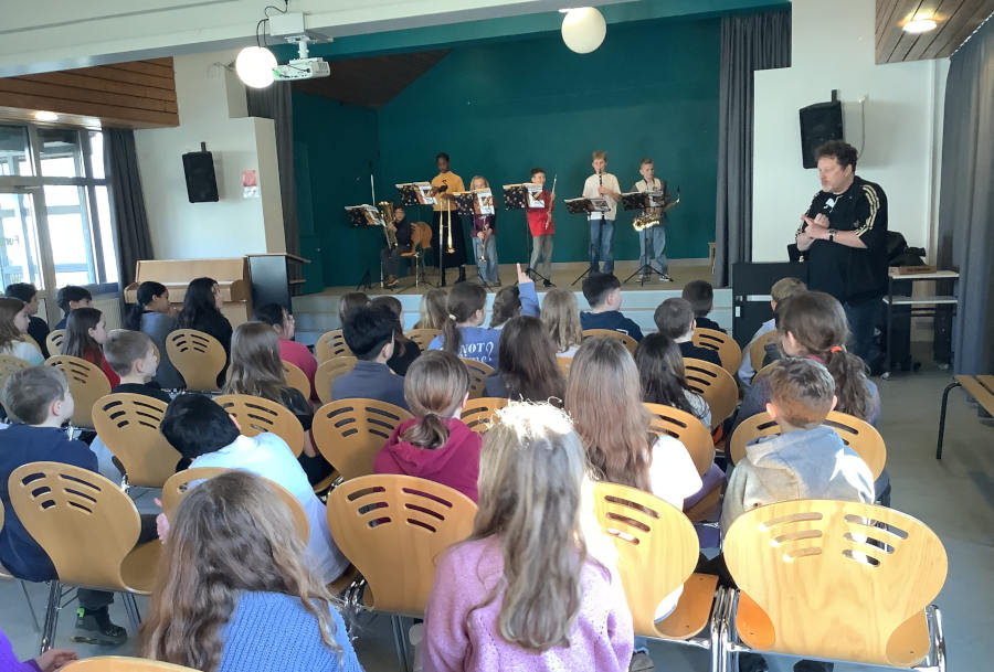 Einige Fünftklässler aus der Bläserklasse des Niklas Luhmann Gymnasiums Oerlinghausen präsentierten ihre Instrumente den Viertklässlern der Grundschule Asemissen. Foto Grundschule Asemissen