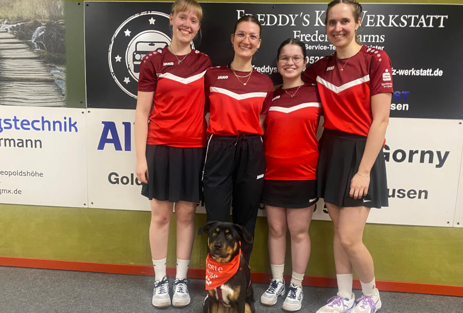 Nora Rüsenberg, Jana Lammert, Lilly Lemke und Josephine Lammert (von links). Vorn Maskottchen "Raya". Foto: Privat