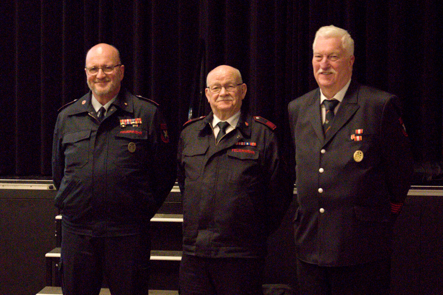 Ulrich Domke (links) und Klaus-Peter Schade (rechts) sind je 50 Jahre Mitglieder der Freiwilligen Feuerwehr, Hans Koppmann seit 60 Jahren. Foto: Julie Schütze