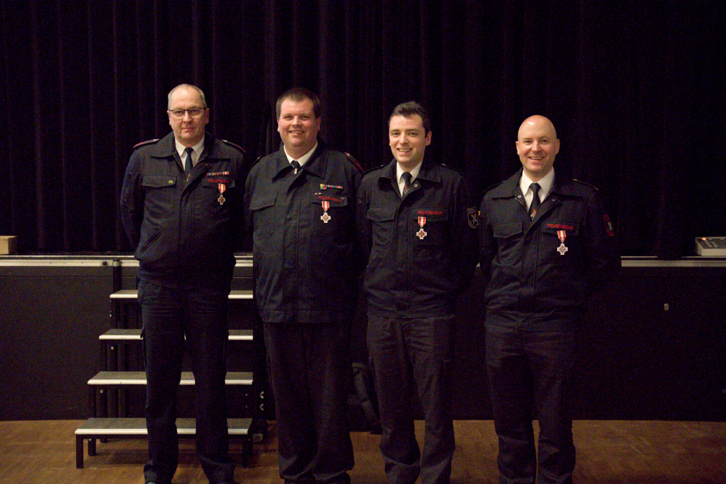 Jürgen Schröder (von links) ist 35 Jahre in der Feuerweher, Mark Friedemann, Eric Diekmeier und Tobias Tannhauer je 25 Jahre. Sie bekamen dafür Feuerwehrehrenkreuze überreicht. Foto: Julie Schütze