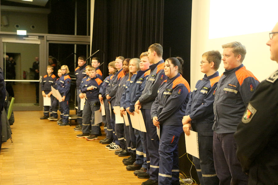 Alle Mitglieder der Jugendfeuerwehr erhielten die Jugendflamme der Feuerwehr. Foto: Thomas Dohna