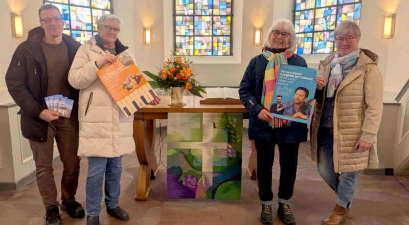 Eckart Wedemann (von links), Beate Rottschäfer, Eva Oberwittler und Gundula Huvendiek von der evangelisch-reformierten Kirchengemeinde Leopoldshöhe stellen das Progamm für das Kirchen-Jubiläumsjahr vor. Foto: Edeltraud Dombert