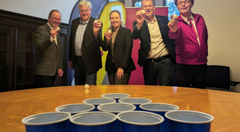 Gemeinsam mit den Sponsoren losten Jens Heuwinkel (rechts) und Verbandsvorsteher Jörg Düning-Gast (links) die Gewinner-Kitas mit einem Wurf von Pingpongbällen in vorbereitete Becher aus (von links): Holger Wehmeyer (Sparkasse Paderborn-Detmold-Höxter), Ilka Steinmetzler (Sparkasse Lemgo) und Jens Klusmeier (Lippische Landesbrandversicherung). Foto: LVL