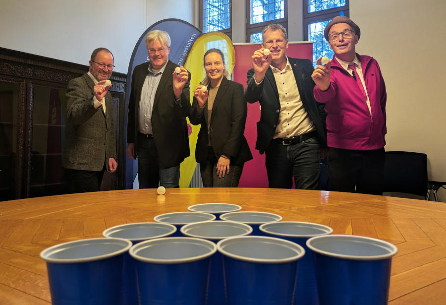 Gemeinsam mit den Sponsoren losten Jens Heuwinkel (rechts) und Verbandsvorsteher Jörg Düning-Gast (links) die Gewinner-Kitas mit einem Wurf von Pingpongbällen in vorbereitete Becher aus (von links): Holger Wehmeyer (Sparkasse Paderborn-Detmold-Höxter), Ilka Steinmetzler (Sparkasse Lemgo) und Jens Klusmeier (Lippische Landesbrandversicherung). Foto: LVL