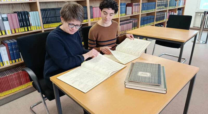 Projektleiterin Christine Rühling und Projektmitarbeiterin Antonia Reck sichten Zugangsbücher auf verdächtige Einträge Foto: Lippische Landesbibliothek