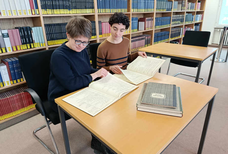Projektleiterin Christine Rühling und Projektmitarbeiterin Antonia Reck sichten Zugangsbücher auf verdächtige Einträge Foto: Lippische Landesbibliothek