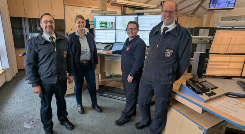 Stellen Zahlen, Daten und Fakten rund um den Bevölkerungsschutz in Lippe vor (von links): Sascha Medina, Sabine Beine und Achim Reineke (Fachgebietsleiter Rettungsdienst), hier in der Leitstelle mit Disponent Peter Gieselmann-Heel (zweiter von rechts). Foto: Kreis Lippe