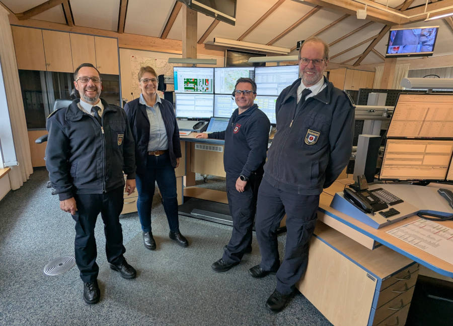 Stellen Zahlen, Daten und Fakten rund um den Bevölkerungsschutz in Lippe vor (von links): Sascha Medina, Sabine Beine und Achim Reineke (Fachgebietsleiter Rettungsdienst), hier in der Leitstelle mit Disponent Peter Gieselmann-Heel (zweiter von rechts). Foto: Kreis Lippe