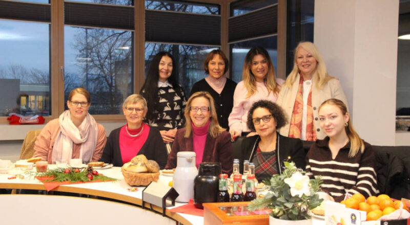 Suchen Mitstreiterinnen (vorne von links) Lotsinnen Julia Schwarz, Dagmar Wietheger-Claes, Heike Weilacher, Samira Block, Yana Likhachova sowie (hinten von links) Julia Tkatschuk, Ulrike Quakernack-Dielizsch, Julia Moroz und Projektleiterin Margit Monika Hahn. Foto: Kreis Lippe