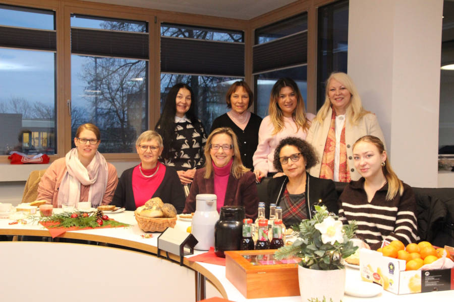  Suchen Mitstreiterinnen (vorne von links) Lotsinnen Julia Schwarz, Dagmar Wietheger-Claes, Heike Weilacher, Samira Block, Yana Likhachova sowie (hinten von links) Julia Tkatschuk, Ulrike Quakernack-Dielizsch, Julia Moroz und Projektleiterin Margit Monika Hahn. Foto: Kreis Lippe