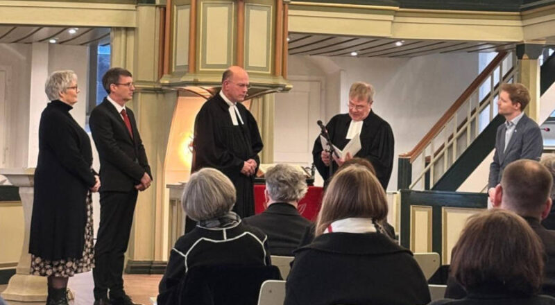 Landessuperintendent Dietmar Arends (zweiter von rechts) führte Pfarrer Thomas Weßler (Mitte) in das Amt des Superintendenten der Klasse West ein. Foto: Evangelisch-reformierte Kirchengemeinde Wüsten