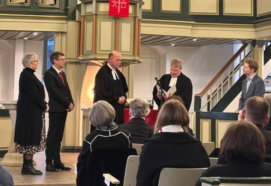 Landessuperintendent Dietmar Arends (zweiter von rechts) führte Pfarrer Thomas Weßler (Mitte) in das Amt des Superintendenten der Klasse West ein. Foto: Evangelisch-reformierte Kirchengemeinde Wüsten