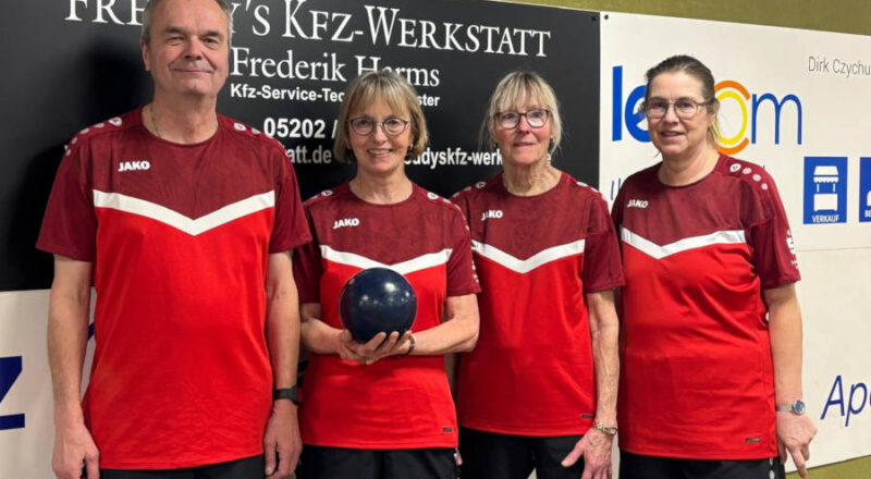 Udo Keeb, Christine Piechottka, Erika Gries und Angelika Twarkowski (von links), haben das Lachen trotz Niederlage nicht verlernt. Foto: Privat
