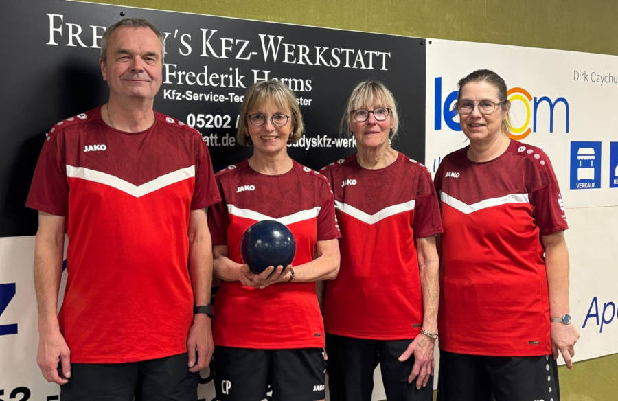 Udo Keeb, Christine Piechottka, Erika Gries und Angelika Twarkowski (von links), haben das Lachen trotz Niederlage nicht verlernt. Foto: Privat