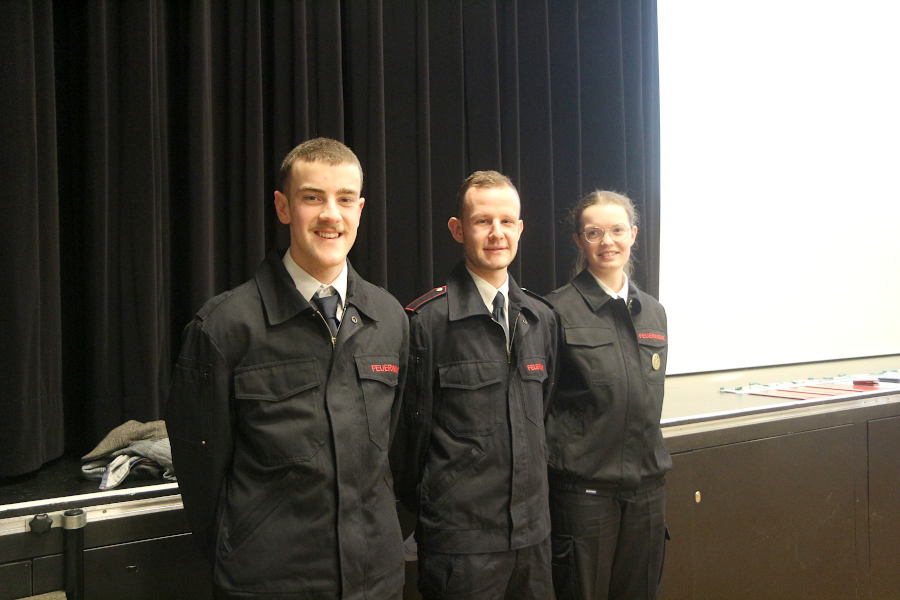 Eric Maurice Thonke, Jan Baumann und Marisa Kammer werden nach der Probezeit in die Einsatzabteilung übernommen. Foto: Thomas Dohna
