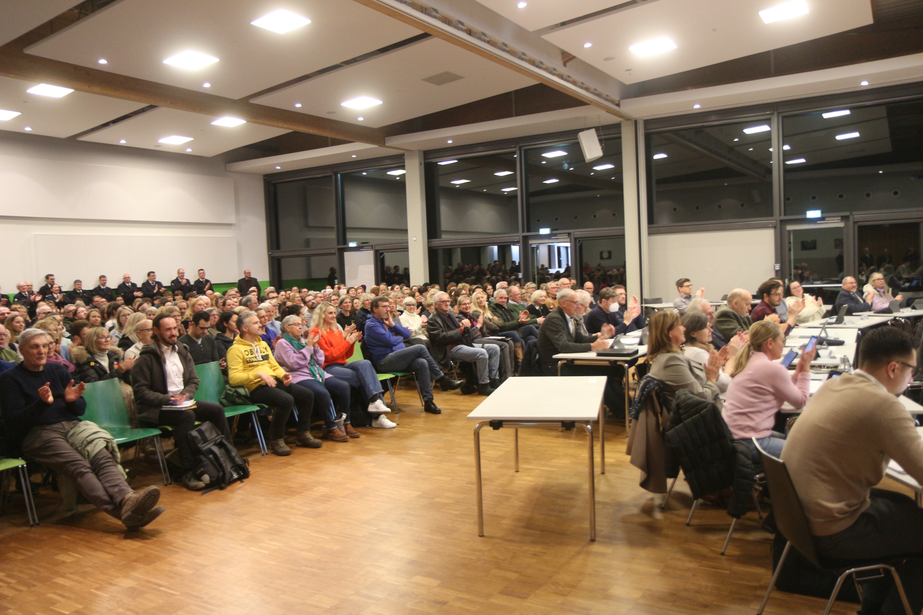 Die Zuschauerreihen in der Mensa des Schulzentrums waren gut gefüllt. Foto: Thomas Dohna