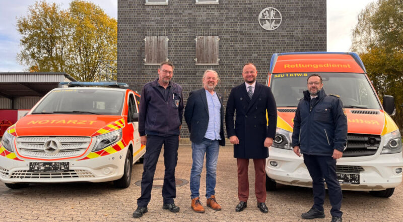 Übergeben die Rettungsfahrzeuge einer neuen Bestimmung (von links): Jochen Bihler (Bevölkerungsschutz), Dirk Kaiser, Bürgermeister Ihor Polishchuk und Sascha Medina. Foto: Kreis Lippe
