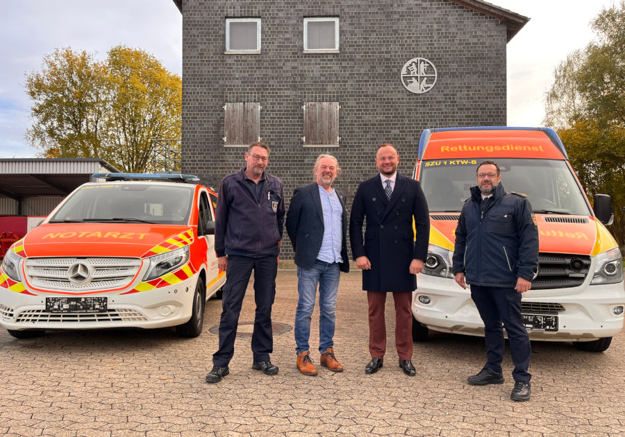 Übergeben die Rettungsfahrzeuge einer neuen Bestimmung (von links): Jochen Bihler (Bevölkerungsschutz), Dirk Kaiser, Bürgermeister Ihor Polishchuk und Sascha Medina. Foto: Kreis Lippe