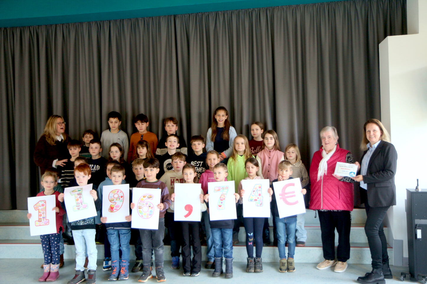 Das Kinderparlament der Grundschule Asemissen hat mehr als 1.000 Euro an die Tafle übergeben. Foto: Edeltraud Dombert
