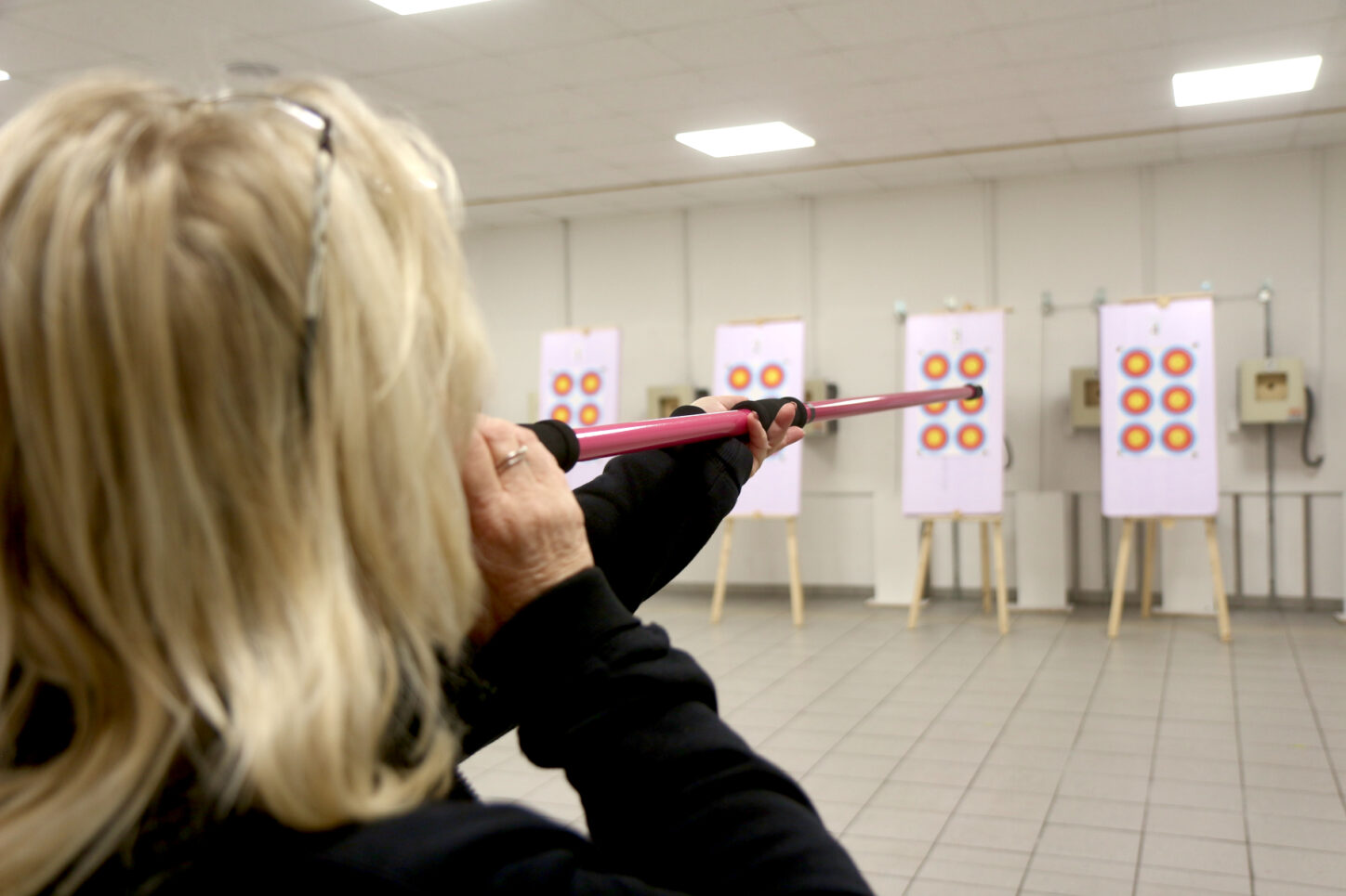 Beim Blasrohrschießen müssen mit sechs Schüssen die Zielscheiben im Hintergrund getroffen werden. Foto: Thomas Dohna