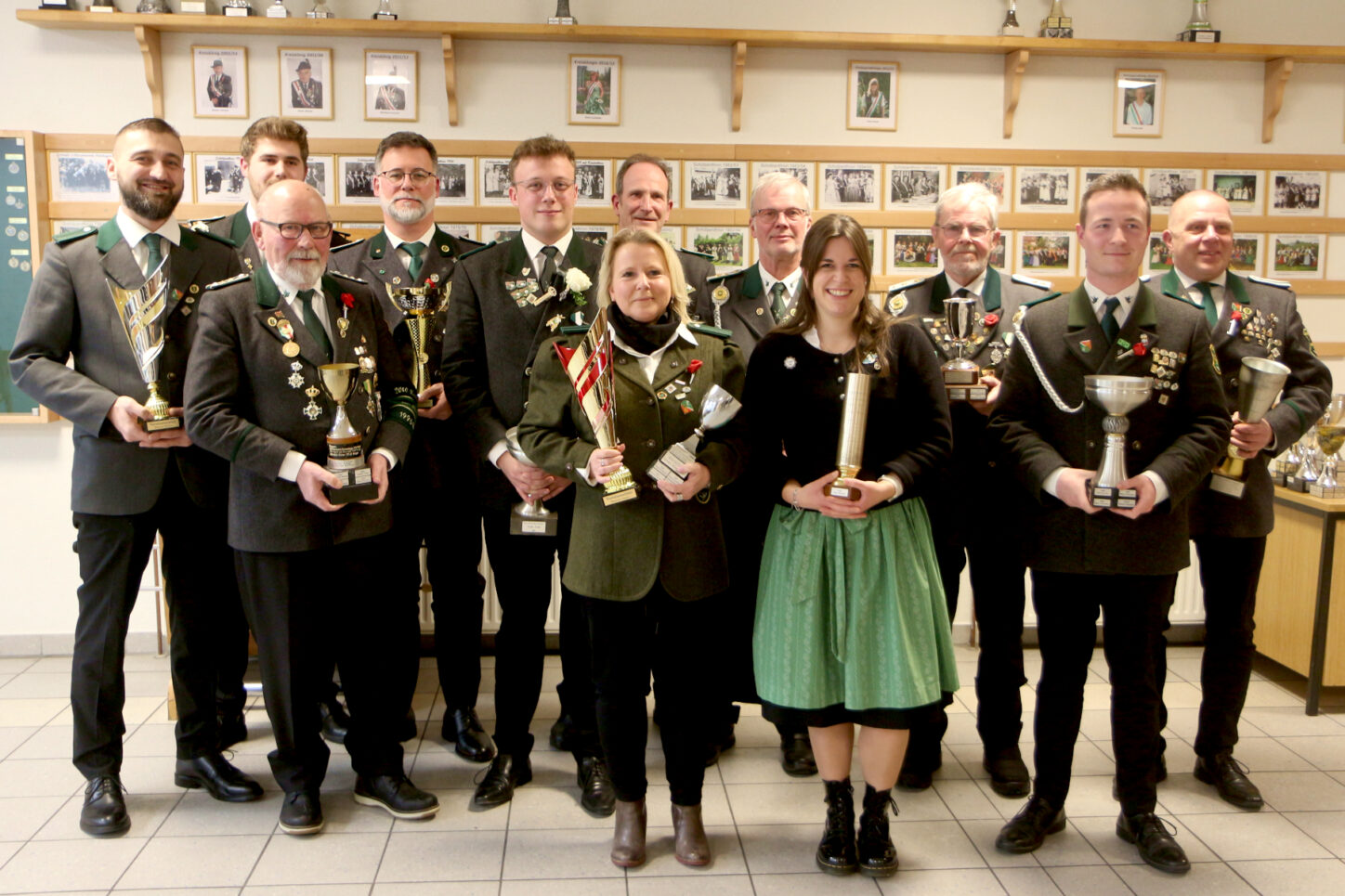 Viele Pokale gab es für erfolgreiche Schützinnen und Schützen des Schützenvereins Nienhagen. Foto: Thomas Dohna