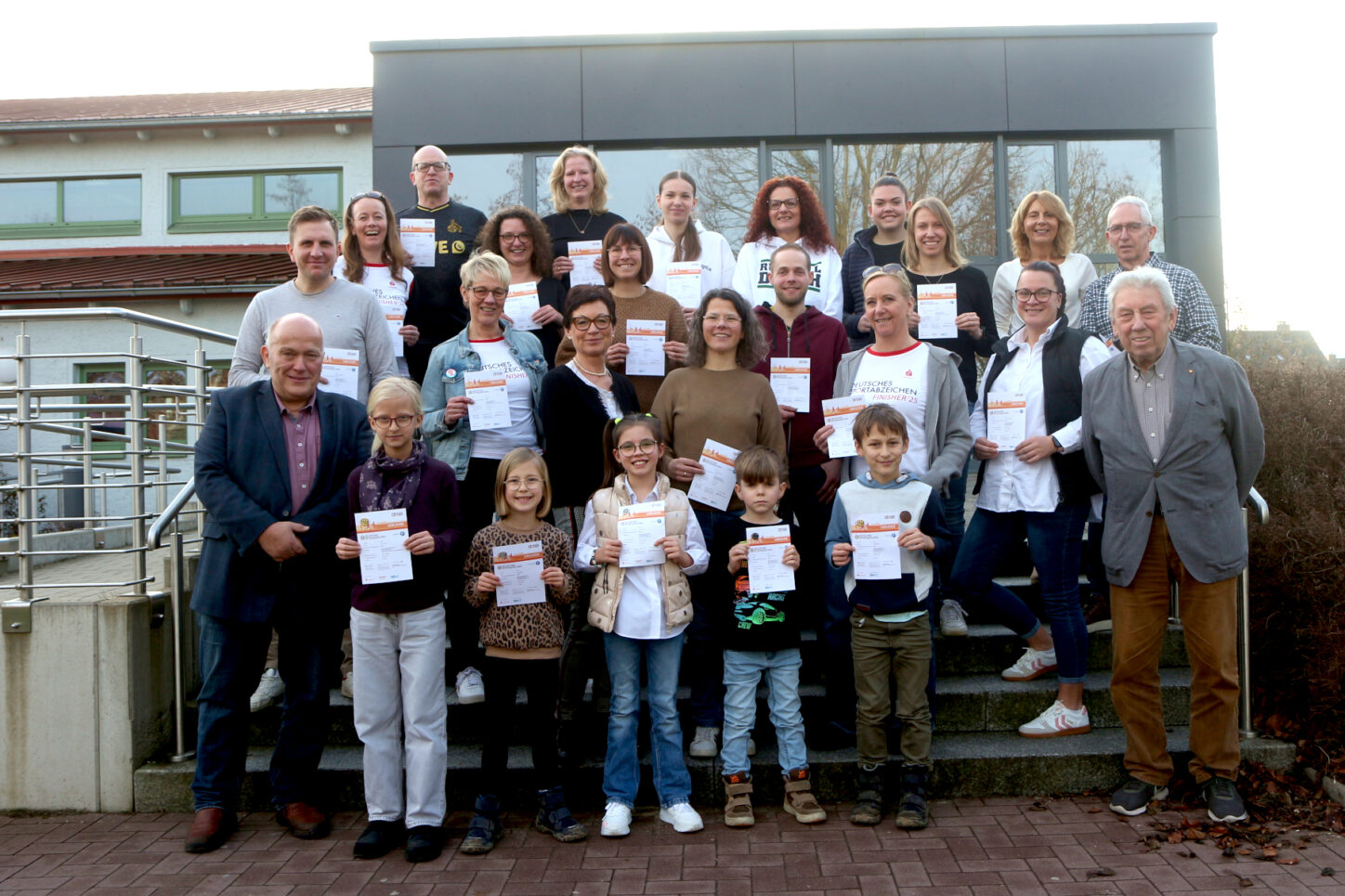 Die Sportabzeichen-Sportler stehen nach der Ehrung auf der Treppe am B-vier. Foto: Thomas Dohna
