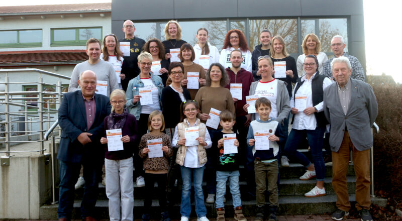 Die Sportabzeichen-Sportler stehen nach der Ehung auf der Treppe am B-vier. Foto: Thomas Dohna