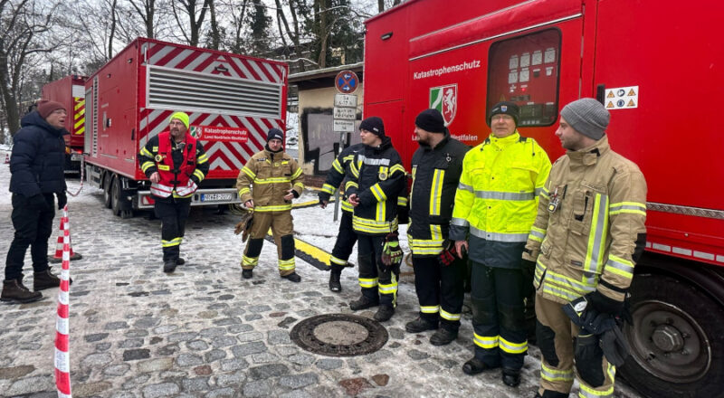 Die Lipper werden nach getaner Arbeit von einem Berliner angesprochen. Foto: Kreis Lippe