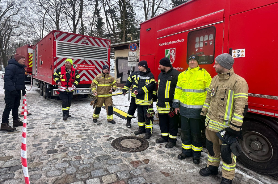 Die Lipper werden nach getaner Arbeit von einem Berliner angesprochen. Foto: Kreis Lippe
