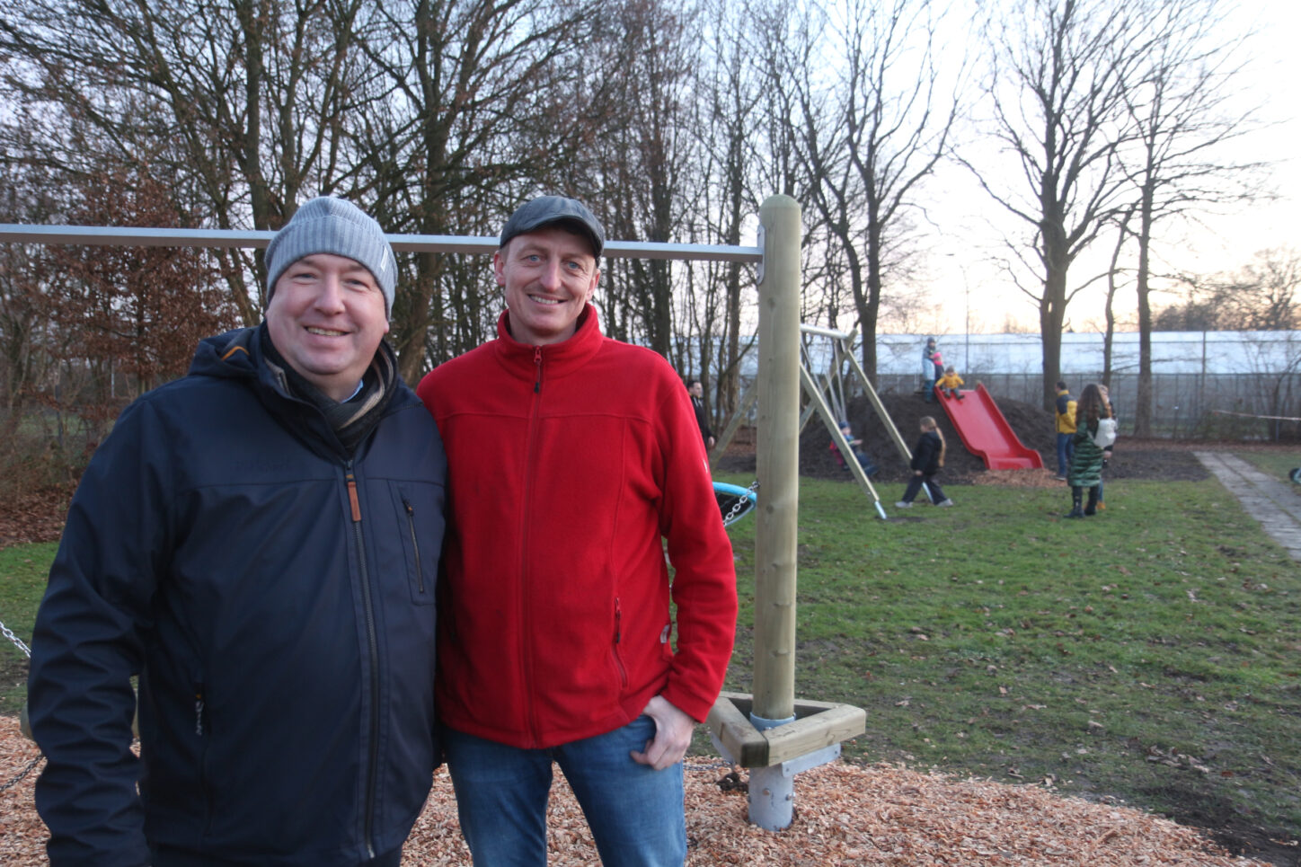 Thorsten Dodt (links) und Simon Maksymowicz freuen sich über den neuen Spielplatz auf dem Gelände des TuS Bexterhagen. Foto: Thomas Dohna