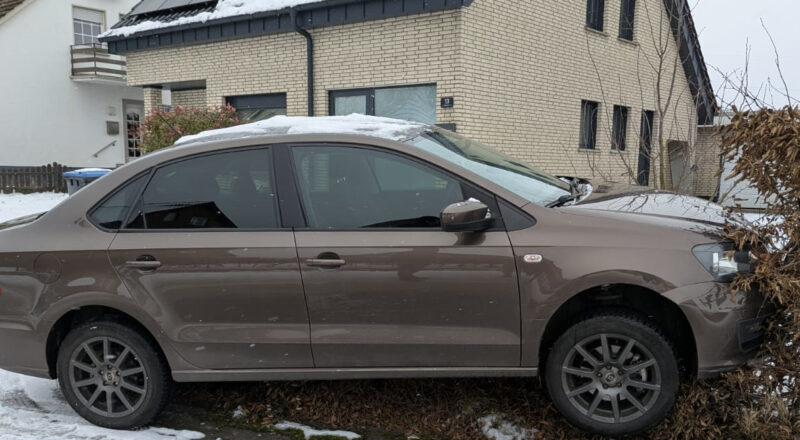 Das Auto rutschte von der glatten Grabbestraße auf eine Hecke. Foto: Petra Wiese