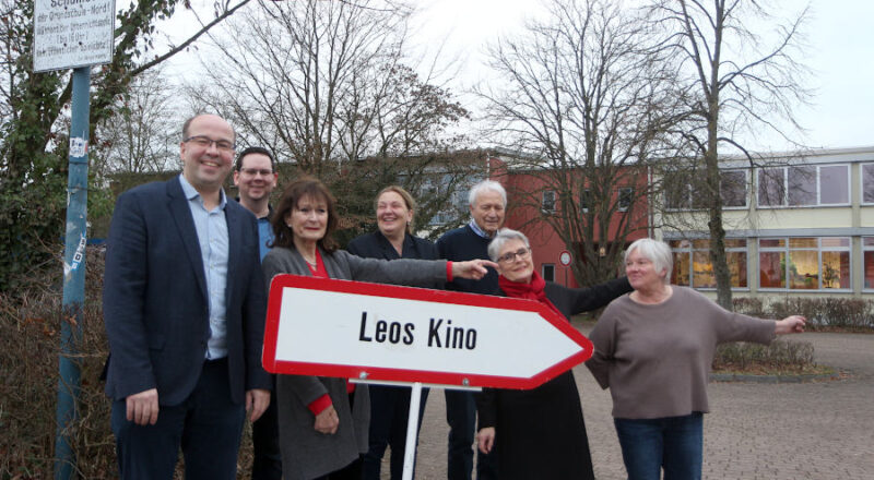 Das Leos-Kino-Team mit (von links) Ulrich Schumann, Hendrik Glauer, Ponni Lüking, Grita Behrens, Ingo Knabenreich, Uli Aaltonen und Margit Berghorn zeigt dem Publikum den Weg zur Aula der Grundschule Nord. Foto: Edeltraud Dombert