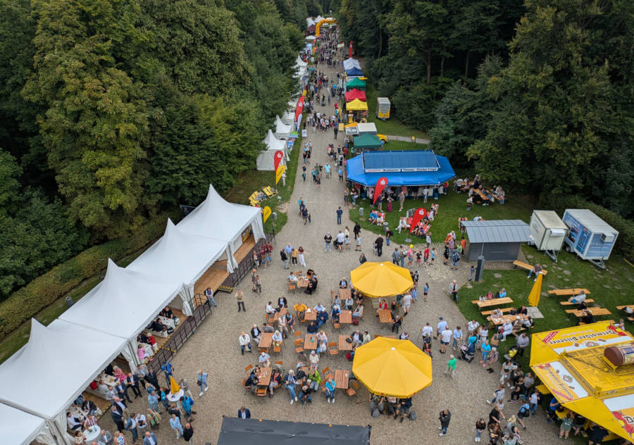Der Blick von der Aussichtsplattform zeigt, dass zahlreiche Menschen ihren „Hermann“ feiern Foto: LVL