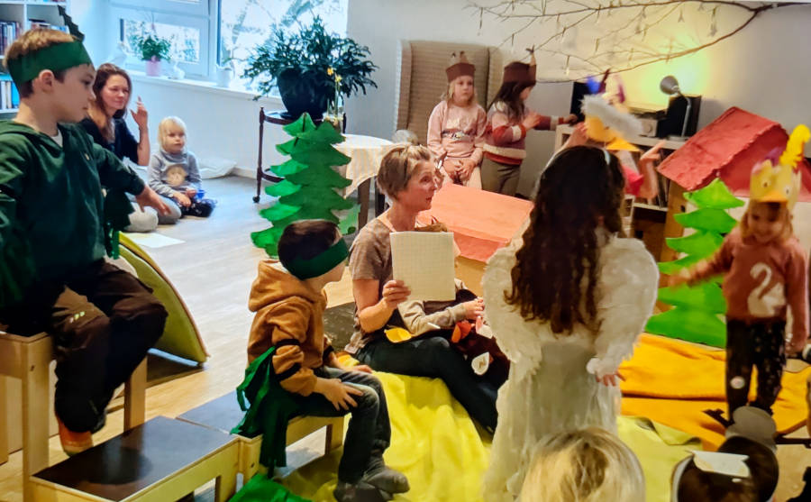 Die Pony- und Bärenkinder der Kita Greste spielten Theater im Seniorenheim Greste. Foto: Privat