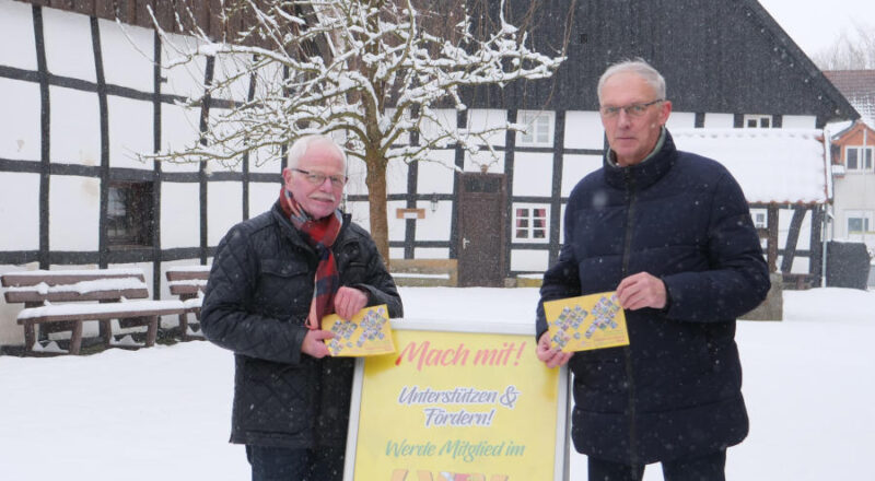Der Vorsitzende Helmut Depping (links) und der stellvertretende Vorsitzende Bernd Hoffmann präsentieren den Jahreskalender 2026 des Heimatvereins. Foto: Heimatverein Leopoldshöhe.