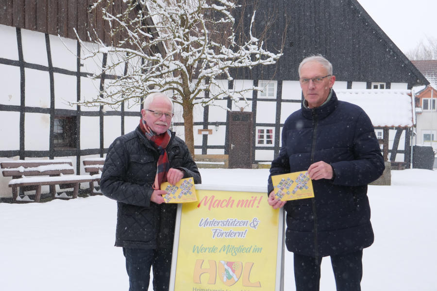 Der Vorsitzende Helmut Depping (links) und der stellvertretende Vorsitzende Bernd Hoffmann präsentieren den Jahreskalender 2026 des Heimatvereins. Foto: Heimatverein Leopoldshöhe.