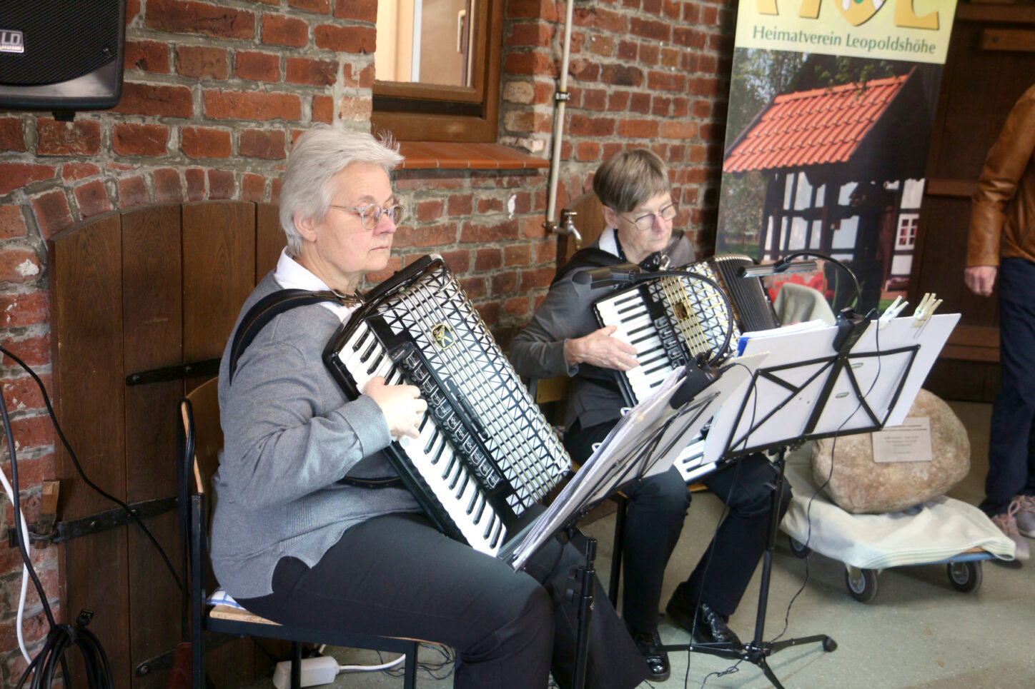 Claudia Albri und Anneliese Tank unterhielten musikalisch. Foto. Thomas Dohna
