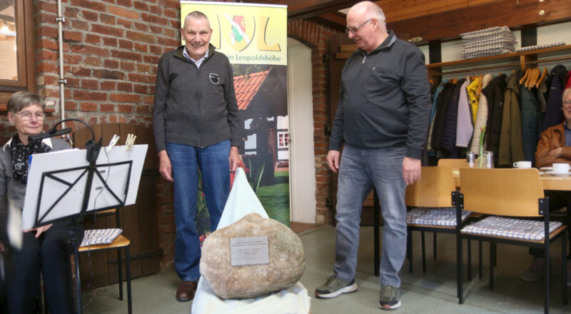 August Steinhage (links) und Ralf Brokmeier haben den Gedenkstein enthüllt. Foto: Thomas Dohna